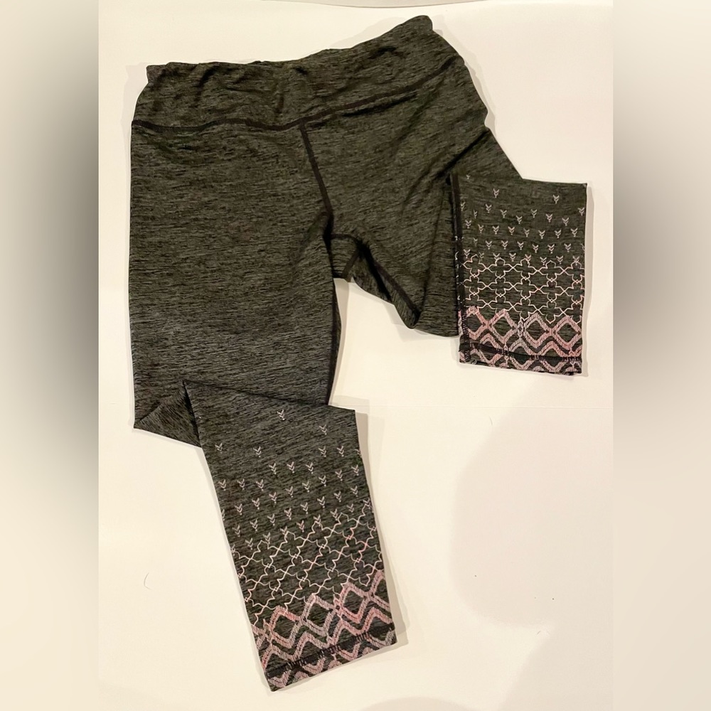 Gaiam Prism Mandala Print Gray Pink Yoga Capri Leggings Size Med
